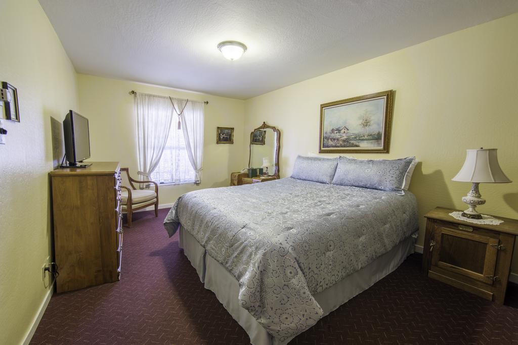 Historic Cary House Hotel Плейсървил Стая снимка