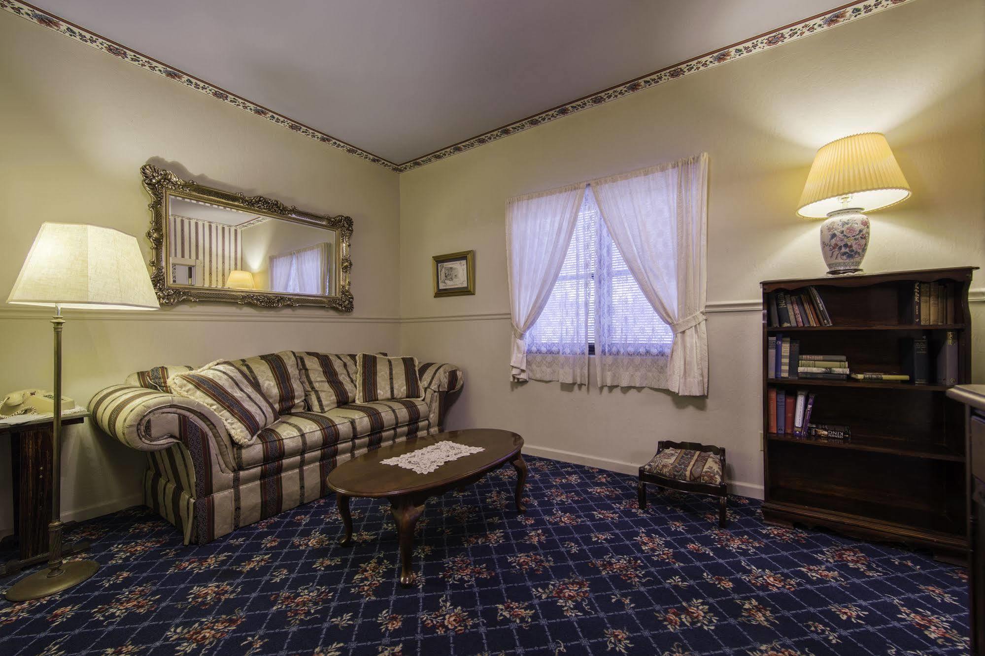 Historic Cary House Hotel Плейсървил Екстериор снимка