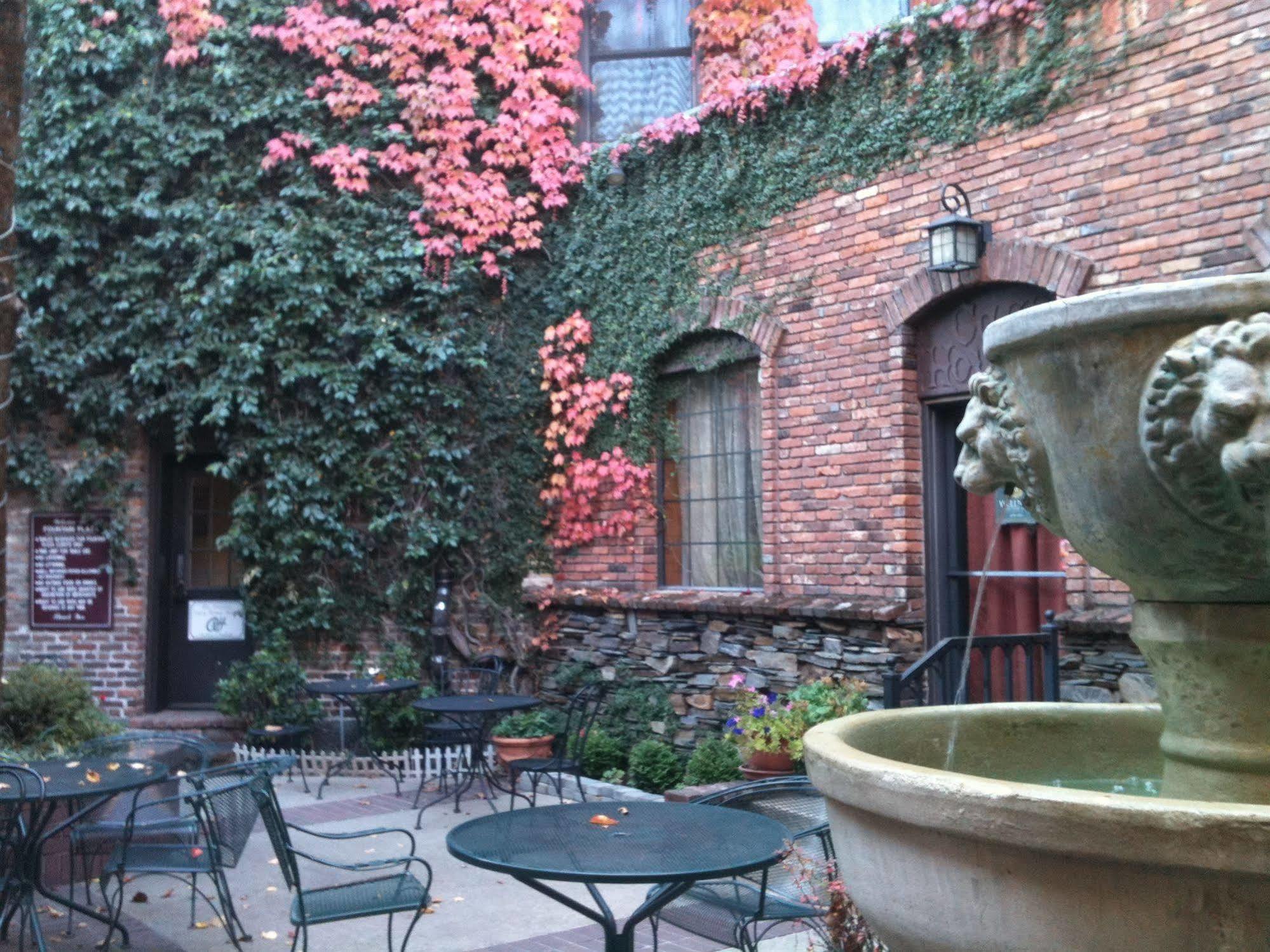 Historic Cary House Hotel Плейсървил Екстериор снимка