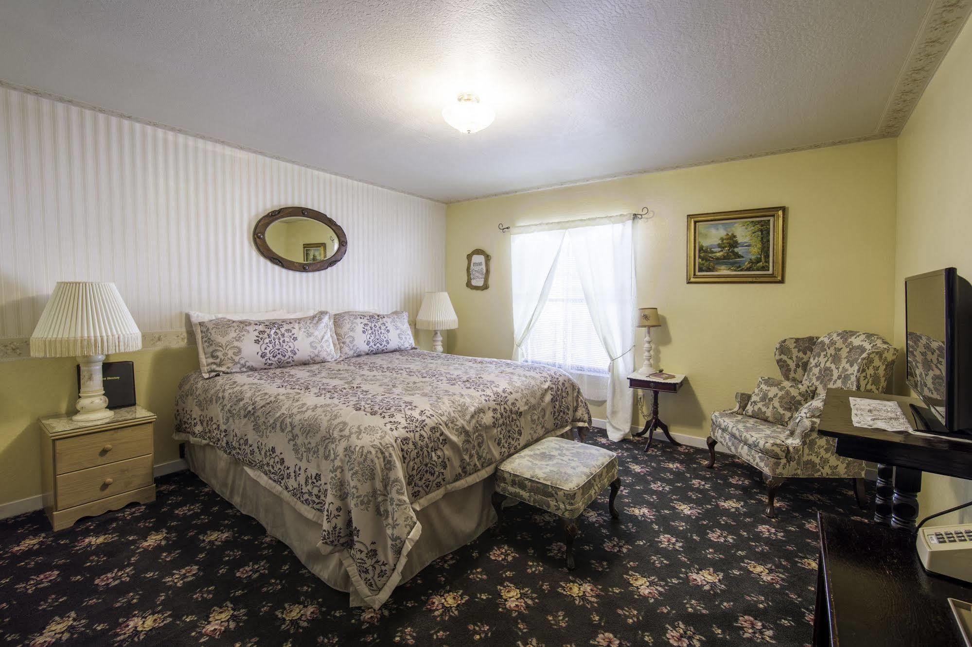 Historic Cary House Hotel Плейсървил Стая снимка